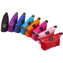 Necessaire de Nylon Colorido Com Detalhes em Couro Sintético.